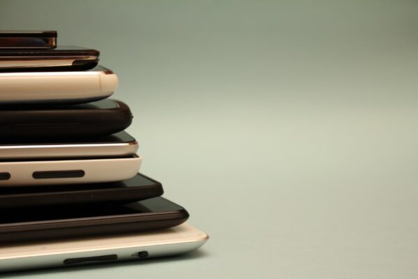 Foto di una pila di dispositivi mobili smartphone e tablet