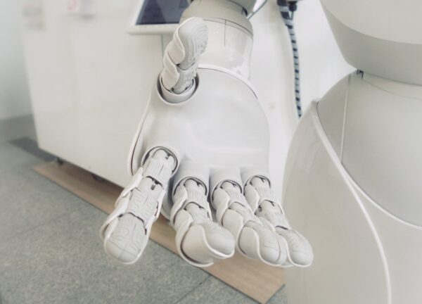 Immagine della mano di un robot protesa in segno di aiuto